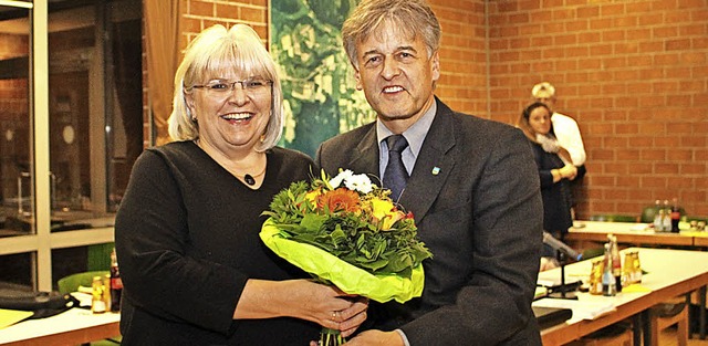 Sabine Glaser (links)  rckt fr Benja...Brgermeister Gunter Braun gratuliert.  | Foto: Bertsch