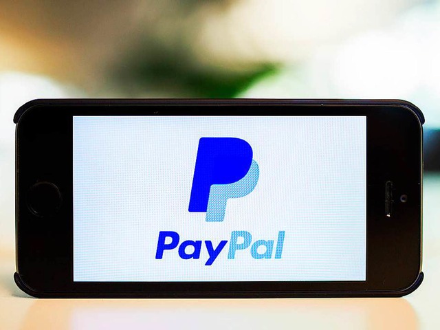 Das Paypal-Logo auf dem Bildschirm eines Smartphones  | Foto: dpa