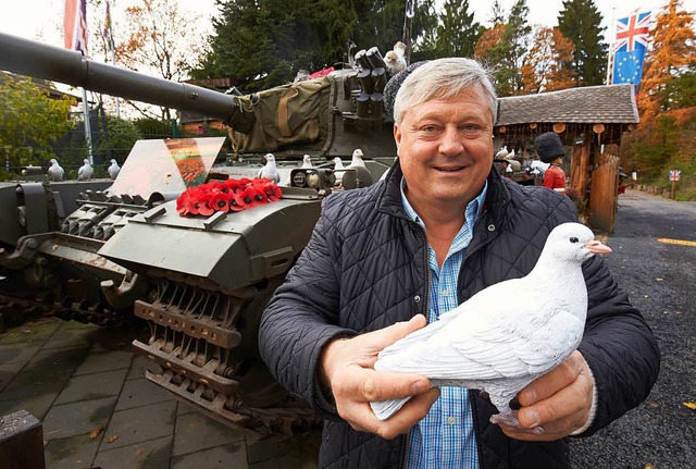 Wie kriegerisch ist ein Panzer? Gary B... Friedenstaube sehen das eher locker.   | Foto: dpa