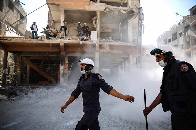 Durch die Trmmer eines zerstrten Lan...inem Jahr in der Hauptstadt Damaskus.   | Foto: AFP