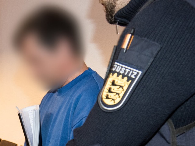 Der 40-jhrige Angeklagte Catalin C. w...al des Landgerichtes Freiburg gefhrt.  | Foto: dpa