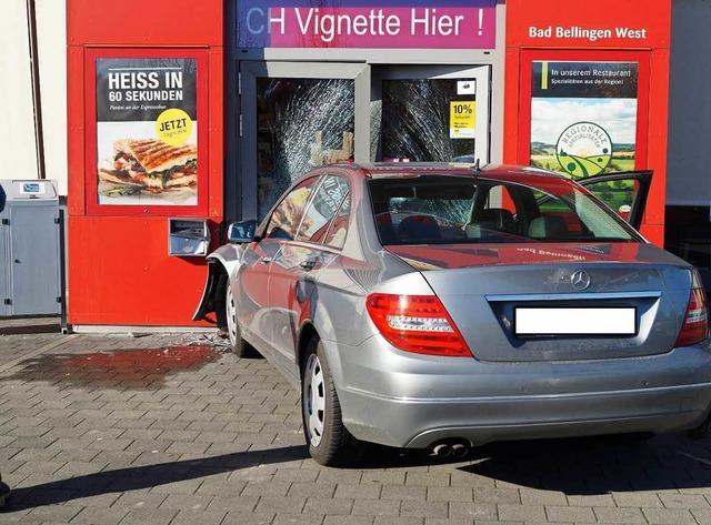 Durch die Glastr gekracht: Eine 71-J...baute einen Unfall mit ihrem Mercedes.  | Foto: Polizei