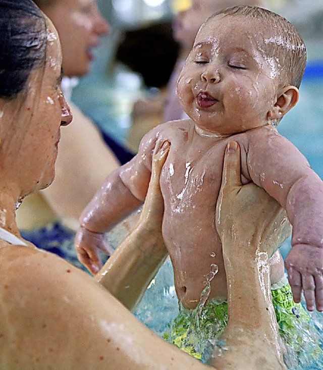 Babys ab vier Monaten knnen ab Januar im Lahrer Hallenbad Schwimmen lernen.   | Foto: dpa