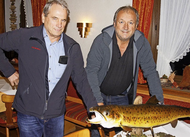 Eduard Wernet und Jean Claude Arnold (... gefangenen Prachtexemplar von Lachs.   | Foto: Roland Gutjahr