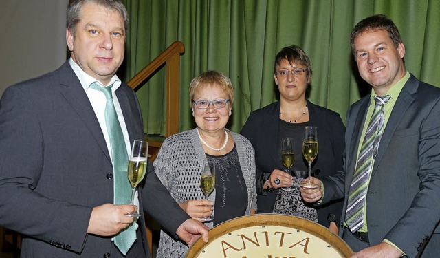 Eine Weinbar als Abschiedsgeschenk : v...rstandsvorsitzender Eckhard Schneider.  | Foto: Christel Hlter-Hassler