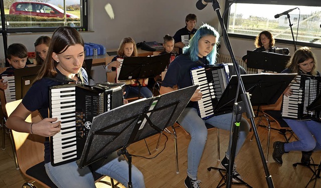 Wyhl. Das Jugend- und Schlerorchester beim Auftritt.  | Foto: Roland Vitt