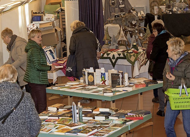Gut besucht war die Weihnachtsbuchausstellung im Pfarrsaal in Grafenhausen.   | Foto: Chris Seifried