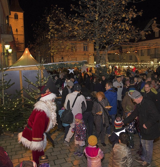 Am Mittwochabend nahm die Eisbahn auf dem Markgrfler Platz ihren Betrieb auf.  | Foto: Volker Mnch