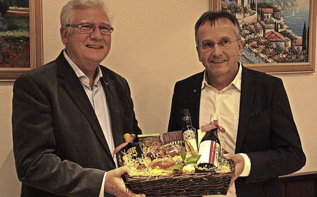 Gerhard Faller  (rechts) ehrte Fred Thelen.  | Foto: Jrn Kerckhoff