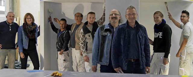 Lothar Murzik, Katja Mlhaupt, Tugay S...links) vor den bungswnden der Maler   | Foto: Marion Rank