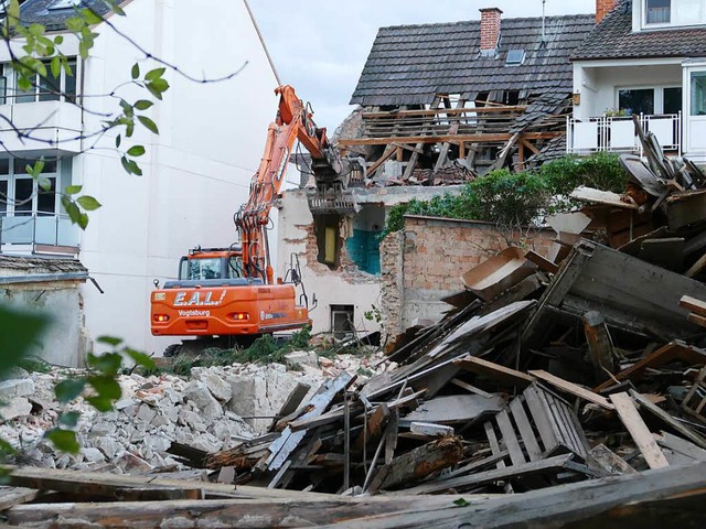 Der Schuppen zum Schiepark hin ist bereits abgetragen (im Vordergrund)  | Foto: Hans-Peter Mller