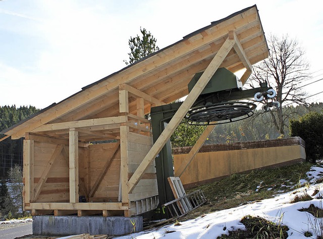 Dieses neue Lifthuschen haben Helfer ... den Tellerlift am Herrenberg gebaut.   | Foto: GERT BRICHTA