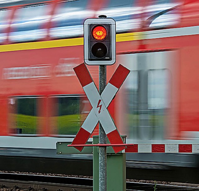 Ist die Ampel rot, mssen Autos stehen bleiben.   | Foto: dpa