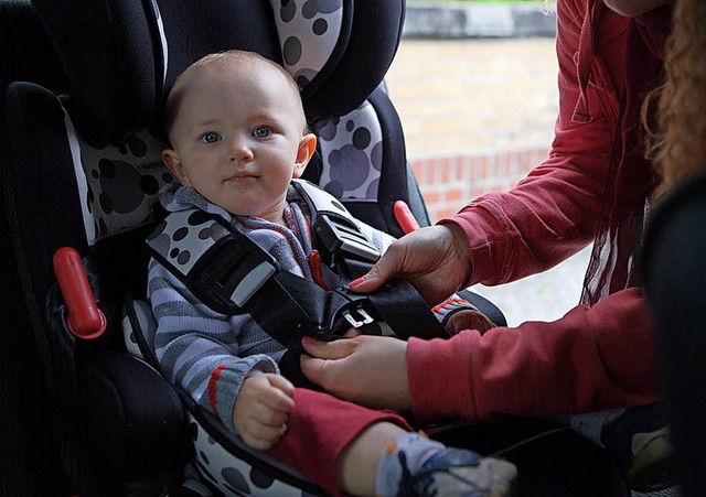 Sicherheit fr kleine Passagiere: Kind...em geeigneten Sitz im Auto mitfahren.   | Foto: Silvia Marks (dpa)