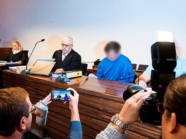 Verteidiger Klaus Malek, Angeklagter Catalin C. am ersten Tag des Prozesses  | Foto: dpa