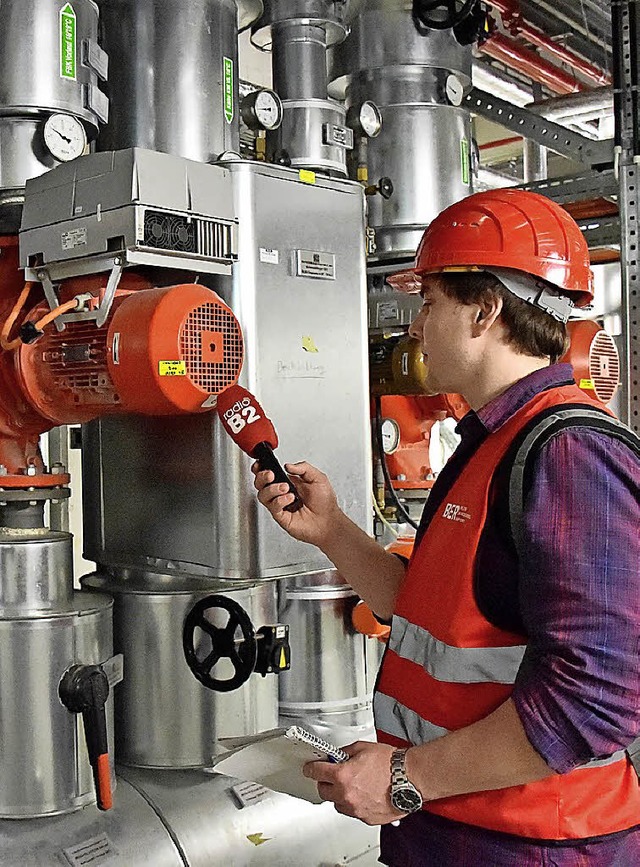 Ein Journalist hlt ein Mikrofon an di...gsanlage des Berliener Flughafens BER.  | Foto: DPA