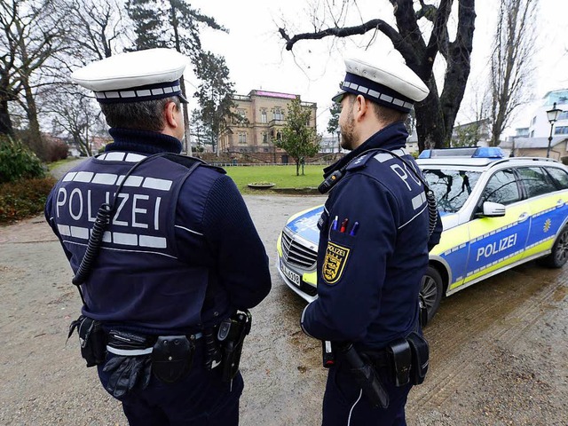 Polizisten vor dem Colombipark in Freiburg  | Foto: Ingo Schneider