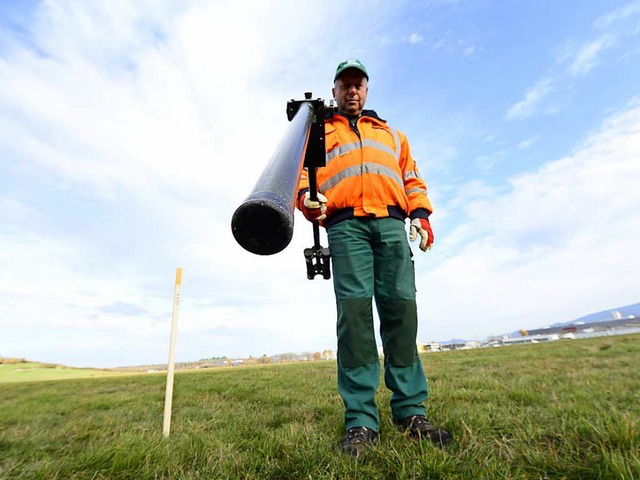 Lutz Kummer checkt mit dem Gradiometer...wie tief Eisenhaltiges im Boden liegt.  | Foto: Ingo Schneider