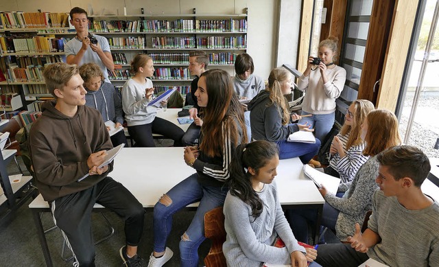 Fotografieren, jemanden interviewen, T...enzingen in Zusammenarbeit mit der BZ.  | Foto: Lena Marie Jrger