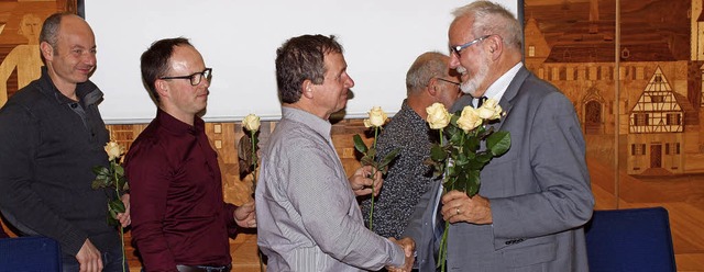 Gemeinderte und Mitarbeiter des Ratha...gaben gelbe Rosen an Ernst Schilling.   | Foto: Michael Haberer