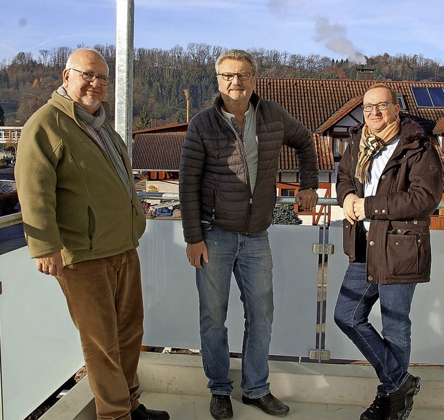 Hans-Peter Zimmermann (links) und Axel...Seelisch (Mitte)  ber das neue Haus.   | Foto: Hildegard Siebold