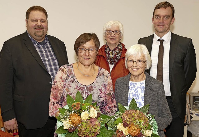 Pfarrer Steffen Jelic (hinten, von lin...utterns Kontaktperson Elfriede Remer.   | Foto: Frank Leonhardt