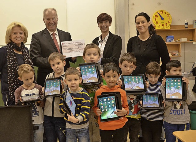 Scheckbergabe in der Gutenbergschule ...Ilona Huber und  Schler der Klasse 1   | Foto: Sparkasse