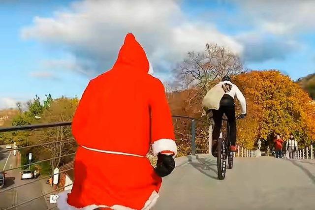 In diesem Video jagt ein Weihnachtsmann einen BMX-Radler durch Freiburg