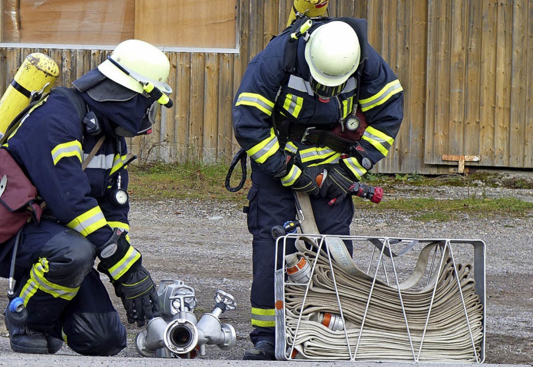 Die Feuerwehrmänner der Abteilung Ried...tenten Einsatz bei der Abschlussprobe.  | Foto: Elisabeth Baumeister