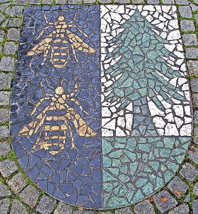 Wo schmckt das Wappen-Mosaik eine Pflasterflche?   | Foto: T. Mutter
