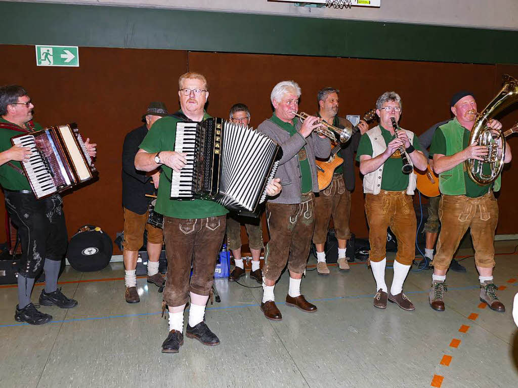 Die Gruppe MOST mit Brgermeister Michael Scharf (Bonndorf) sorgte fr musikalische Stimmung.