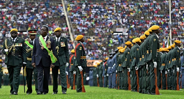 Vereidigung  im Fuballstadion: Emmers...ks) lst Langzeitprsident Mugabe ab.   | Foto: AFP