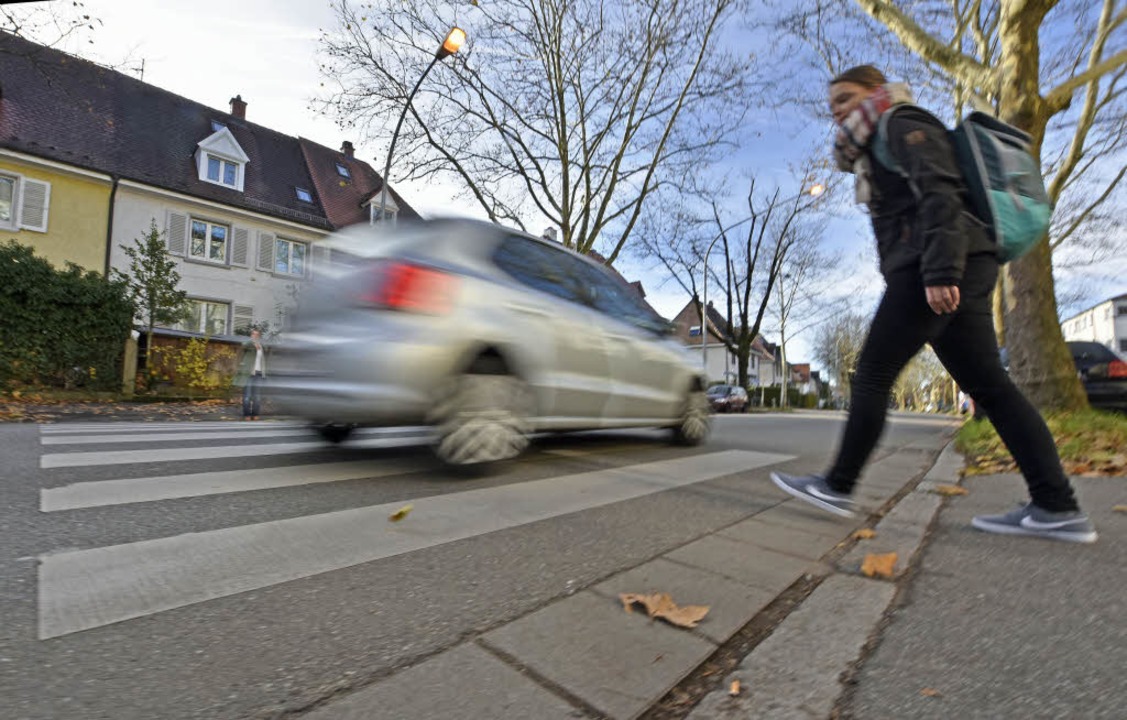 Nicht alle Autos halten an, wenn eine Passantin über die Straße will.  | Foto: Michael Bamberger