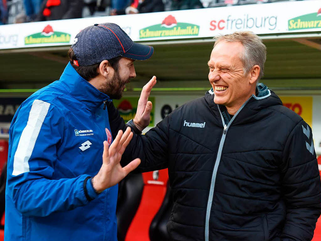 Kurzes Pluschen vor der Partie: SC-Trainer Christian Streich und Mainz-Coach Sandro Schwarz unterhalten sich vor dem Anpfiff.