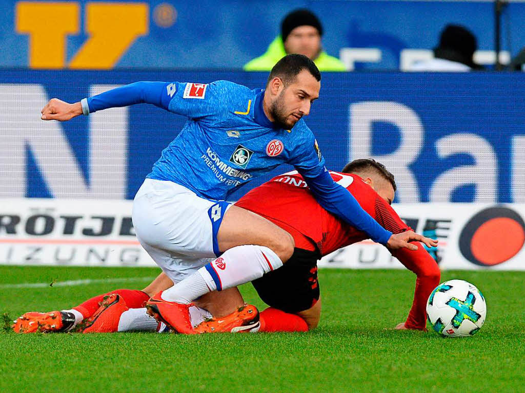 Fuball wird nicht nur im Stehen gespielt: ztunali auf Mainzer und Gnter auf Freiburger Seite krabbeln um den Ball.