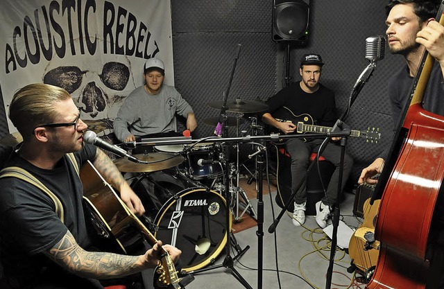 Aus der Not geboren: Acoustic-Rebelz-S...(links) ist eigentlich Schlagzeuger.    | Foto:  ras