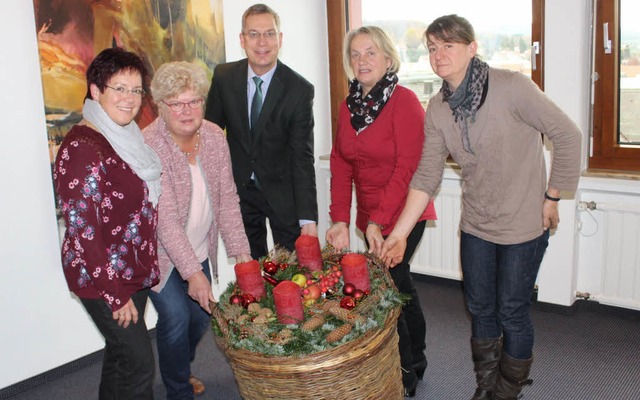 Brachten den prachtvollen Adventskranz...mit Emmendingens Landrat Hanno Hurth.   | Foto:  Silke Tebel-Haas