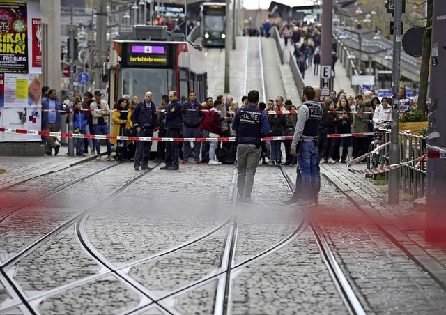 Die Freiburger Bertoldstrae ist whre...gesperrt, der Tramverkehr steht still.  | Foto:  Ingo schneider