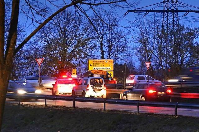 Kann ein Kreisverkehr den Stau bei Riegel verhindern?