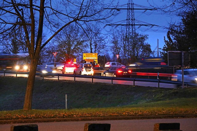 Rckstau vor der Einmndung der K 5114... Berufsverkehr ein tgliches rgernis.  | Foto: Hans-Peter Ziesmer