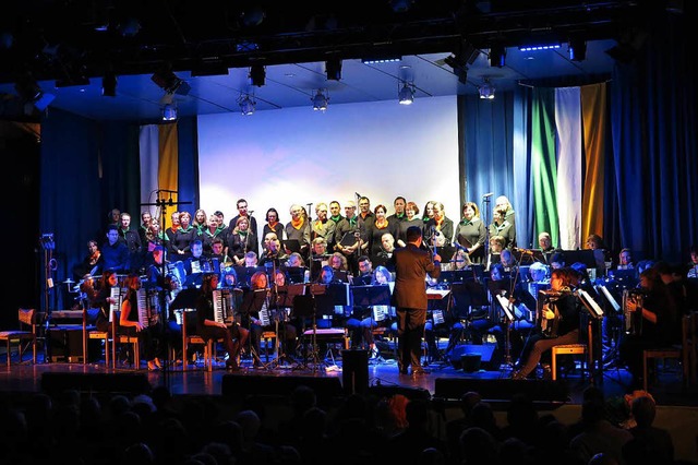 Der Mllheimer Kammerchor und das Orch...bei der &#8222;Irischen Nacht&#8220;.   | Foto: Philipp