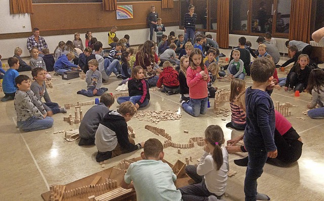 Kinder-Action-Tage in Bahlingen: Gemei...m Gemeindehaus ein groes Domino auf.   | Foto: Privat