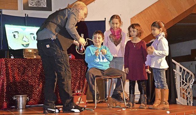 Zauberer &#8222;Magic Steifi&#8220; ho...mmer wieder Kinder mit auf die Bhne.   | Foto: Jrg Schimanski