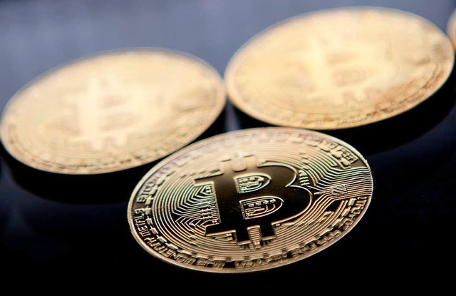 Kryptowhrungen wie Bitcoin sind digit...den Nutzern zu- oder abgebucht werden.  | Foto: AFP