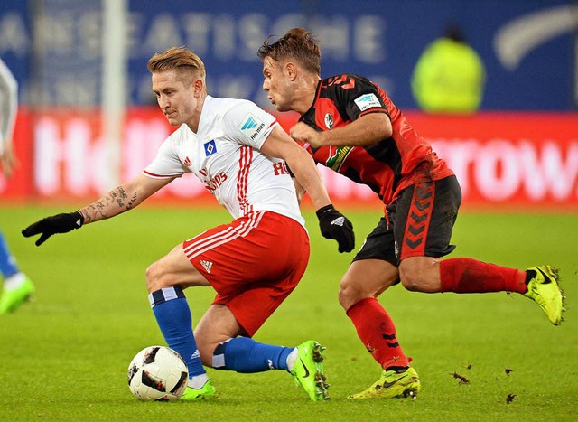 Szene vom Spiel im Februar in Hamburg....i (r.) und Holtby kmpfen um den Ball.  | Foto: dpa