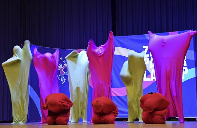 Eine Performance in knallig farbigen G...ab der Zirkus Papperlapapp im Kursaal.  | Foto: Christiane Weishaupt