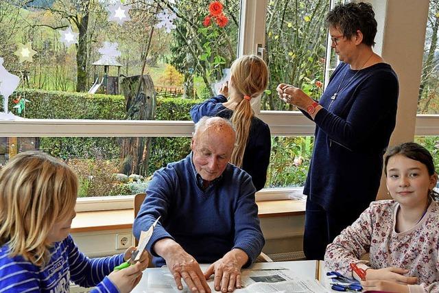 Grundschler basteln im Haus Demant mit den Besuchern