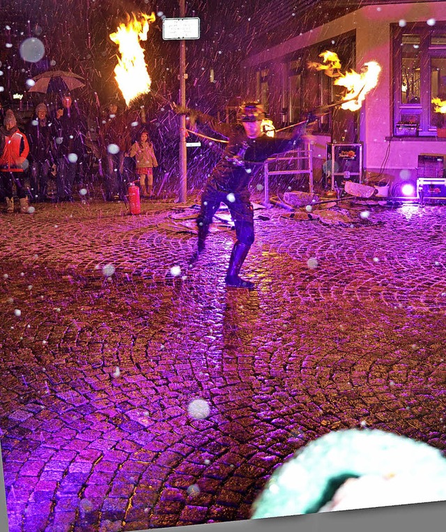 Philgor zeigte seine  Feuershow auf dem Kirchplatz   | Foto: LIANE Schilling