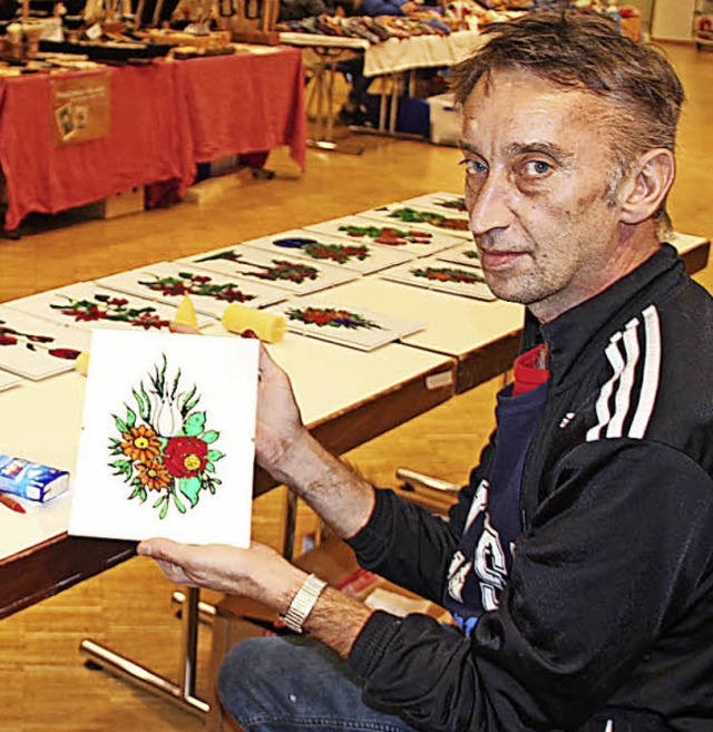 Helmut Meier aus Raitbach prsentierte...em Blumenbilder mit Hinterglasmalerei.  | Foto: Monika Weber