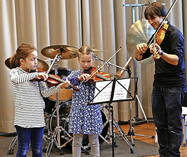 Die jungen Schler der Musikschule dem...en an den verschiedenen Instrumenten.   | Foto: Anna Bernasconi